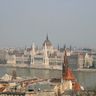 Nhà Quốc hội với kiến trúc thuộc hàng đẹp nhất thế giới nằm bên bờ Pest của sông Danube.