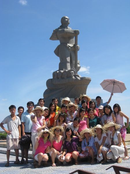 Tượng đài Mẹ Suốt