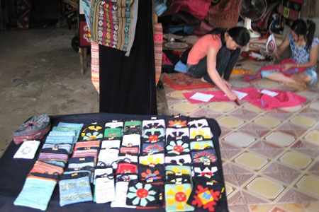 Túi, quần áo thổ cẩm được may tại nhà.