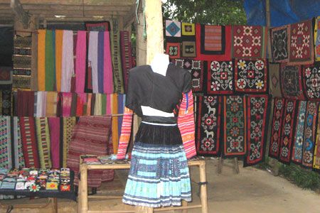 Khăn, váy, vải thổ cấm là món hàng được nhiều khách du lịch ưa thích.