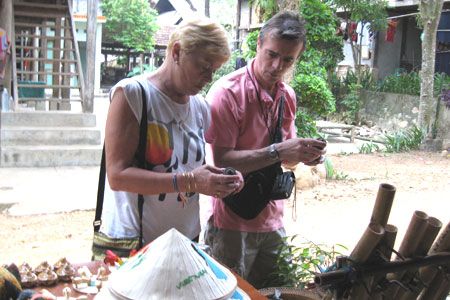 Du khách có thể tìm hiểu sản phẩm thủ công độc đáo...