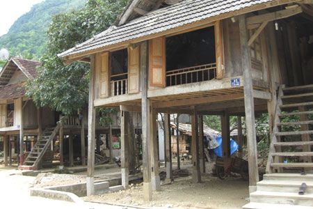 Nhiều nếp nhà sàn ở bản Văn được giữ nguyên qua hàng chục năm.