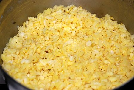 Đậu xanh ngâm qua đêm, nấu chín với chút muối