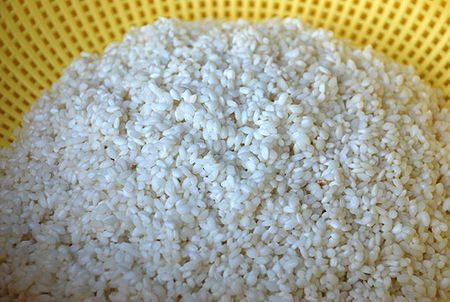 Gạo nếp vo sạch, ngâm qua đêm, để ráo nước