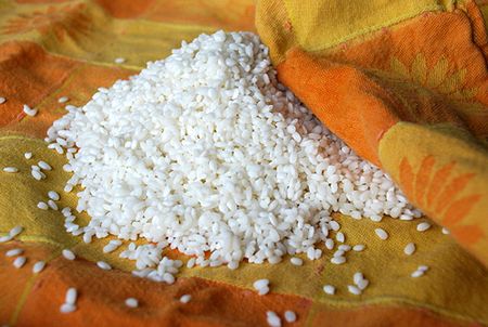 Bốc khoảng 1/5 số gạo bỏ vào giữa một chiếc khăn sạch
