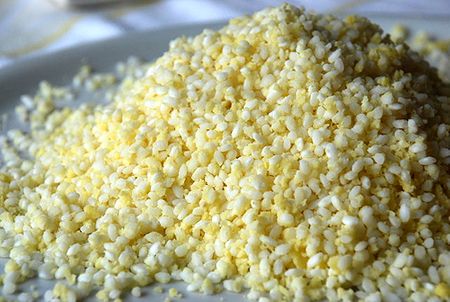 Vò cho đậu bám đều xung quanh hạt gạo, dùng khoảng 3/4 lượng đậu