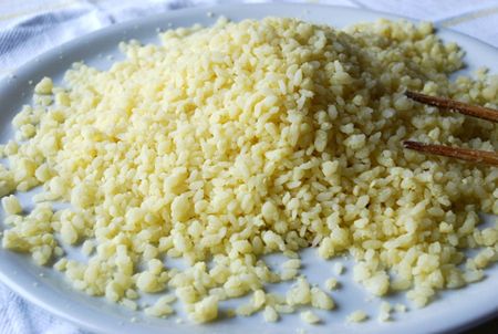 Nhanh tay dùng đũa xới đều xôi với lượng đậu xanh bào còn lại cho xôi thật tơi