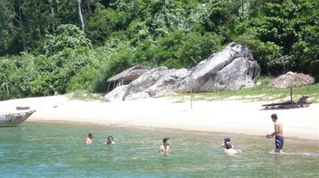 Du khách đắm mình trong biển xanh ngắt và đồi núi phía sau mát mẻ ở Cù lao Chàm
