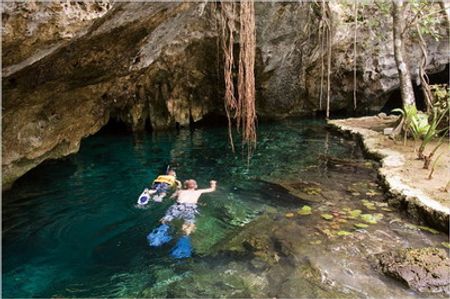 Mark và con trai 7 tuổi lặn tại The Gran Cenote, Mexico
