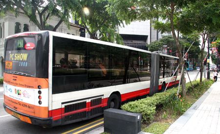 Những chiếc xe bus siêu dài không gặp nhiều khó khăn trên đường phố rộng rãi.