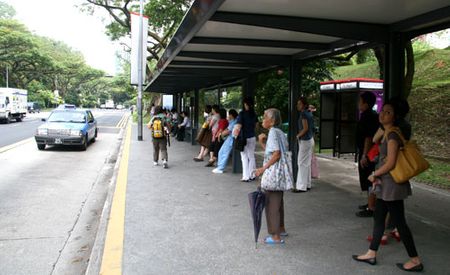 Một loại thẻ EZ-link card có thể dùng cho cả việc đi lại bằng tàu điện ngầm và xe bus. Bạn có thể mua loại thẻ đi một lần hoặc thẻ đi dài hạn. Loại thẻ đi một lần có thể mua tự động, chi phí khoảng 80 xu đến 1,8 đô Singapore.