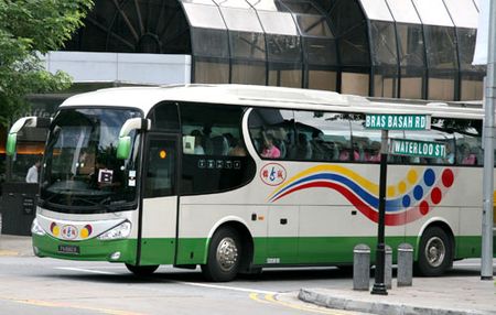 Xe buýt công cộng hoạt động từ 5h30 đến nửa đêm. Chi phí vận chuyển ban đêm sẽ cộng thêm phụ phí.