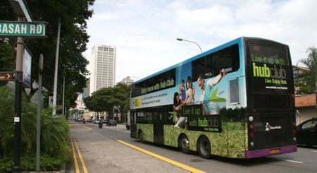 Quảng cáo được thực hiện triệt để trên xe bus.