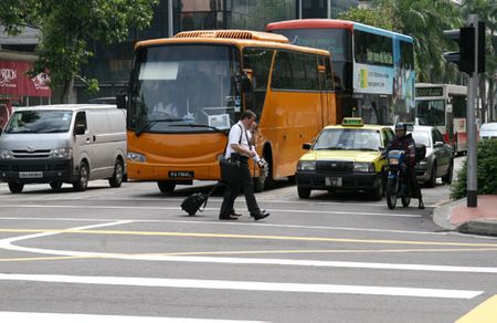 Tại Singapore ít khi bị tắc nghẽn giao thông, nhưng vào các giờ cao điểm có thể sự lưu thông bị chậm, đường bị tắc khi có tai nạn xảy ra, nhưng thường được giải phóng rất nhanh.
