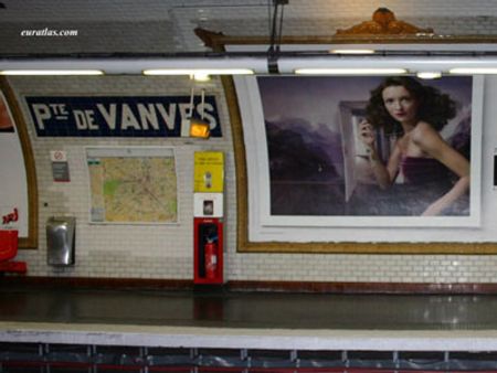 Hình ảnh quảng cáo trong các ga tàu điện ngầm ở Paris