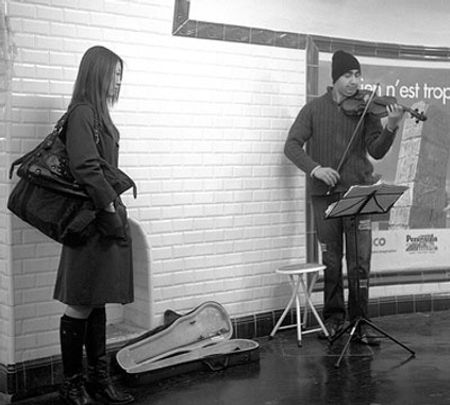 Âm nhạc là một điều không thể thiếu được ở Metro Paris