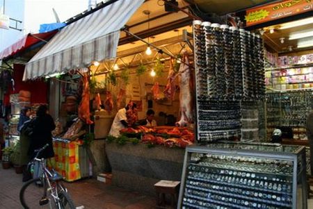 Các quầy hàng trên phố cổ sầm uất