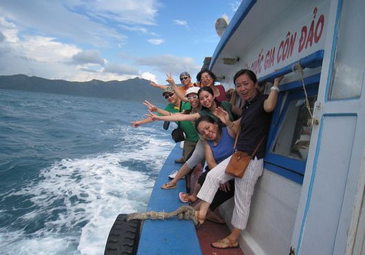 Tàu ra Côn Đảo