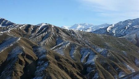 Dãy High Atlas quanh năm tuyết phủ nổi bật trên nền trời xanh thẳm vùng Bắc Phi - một trong những tiêu điểm thu hút khách du lịch