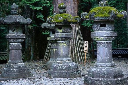 Những bình đựng tro cốt ở đền Tosho-gu Shrine.
