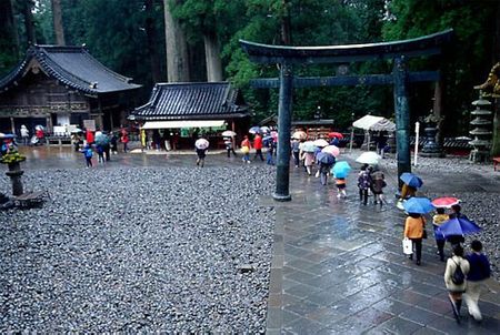 Ngay cả trong những ngày mưa, khu đền vẫn là nơi được du khách ưa thích tìm đến thăm quan.