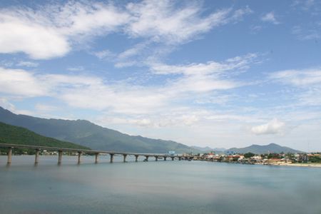 Vịnh biển Lăng Cô nằm ngay sát chân đèo Hải Vân