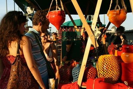 Đôi tình nhân cùng chọn đồ gốm trang trí