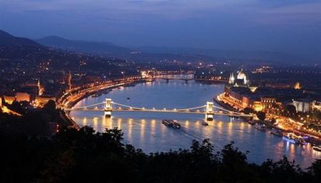 Rồi một buổi tối tuyệt đẹp cũng đến với cầu Xích và Budapest