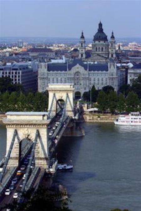 Cầu Xích chuyển luồng xe và người sang bên Pest của sông Danube