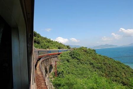 Tàu qua đèo Hải Vân
