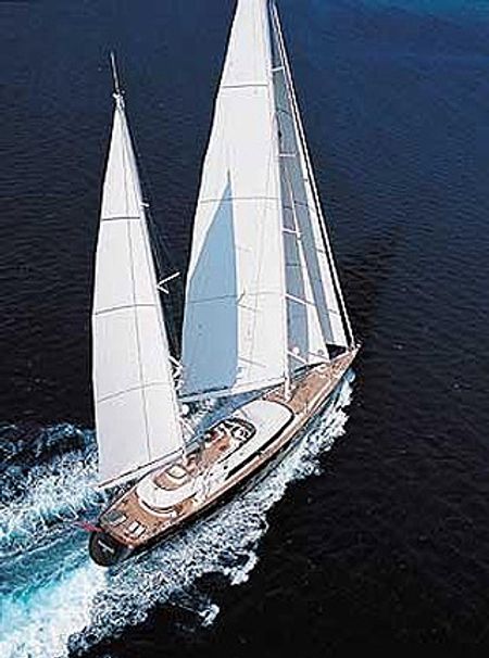 Parsifal III của tỷ phú cà phê Kim Vibe-Petersen là một trong những du thuyền phong cách nhất thế giới với cánh buồm trắng tinh cao 54 m. Điểm đặc biệt của nó là phần boong dài bất tận để tắm nắng. Giá thuê khoảng 300.000 USD.