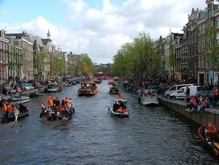 Đi thuyền ngày hội ở quận Đèn Đỏ