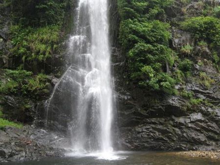 Dưới chân thác