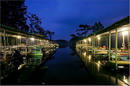 Bến đỗ cho các du thuyền trên hồ chìm đắm trong màu xanh ngắt khi trời chạng vạng.