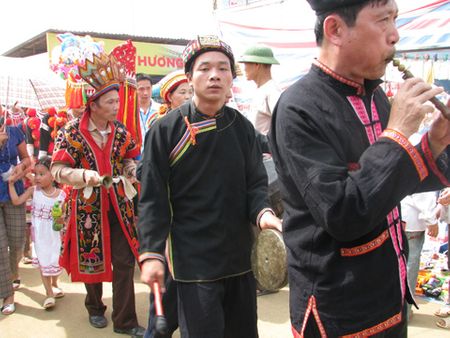 Đoàn nhạc lễ dẫn đầu đoàn rước dâu.