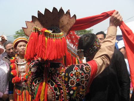 Ông mối quàng khăn đỏ cho cô dâu và chú rể.