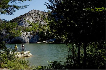 Cảnh đẹp ở hồ gần St.-Rémy-de-Provence. Du lịch bằng xe đạp sẽ mang đến cho du khách những cảm nhận thực sự khác so với tour bằng ôtô.