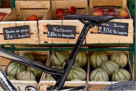 Nông sản được bày bán ven đường gần St.-Rémy-de-Provence.