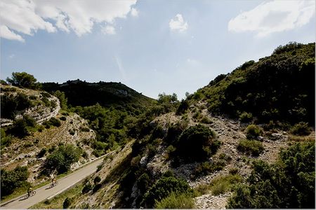 Con đường với những đoạn dốc khá nguy hiểm dẫn tới Les Baux de Provence - một thị trấn từ thời Trung cổ nằm trên núi cao.