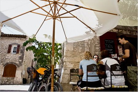 Trên hành trình du khách có thể nghỉ ngơi, dùng bữa ở nhà hàng Eygalières.