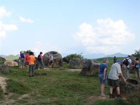 Khách du lịch tham quan cánh đồng chum