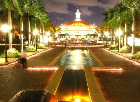 Sentosa rực rỡ ánh đèn về đêm.