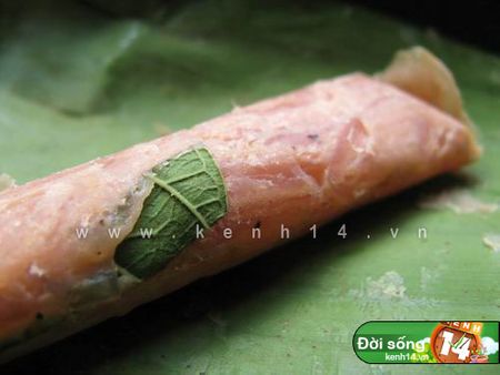 Nem H&agrave; Nội thường đi với l&aacute; l&aacute; ổi hoặc b&uacute;p ổi...