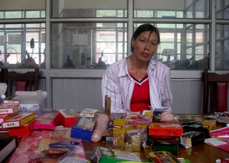 Vũ Thị Thành và số thuốc, dụng cụ kích dục thu được.