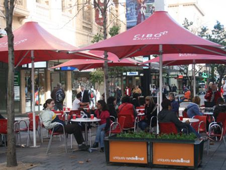 Trên những góc phố, người Adelaide cũng rất thích "cà phê, cà pháo"