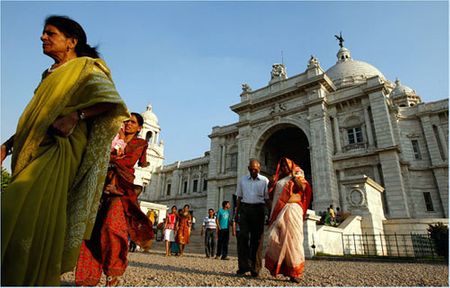Du khách vào thăm Đài tưởng niệm Victoria Memorial, trong đó có chứa một bảo tàng về lịch sử Ấn Độ.