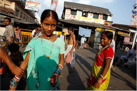 Một cô dâu trẻ đứng gần Đền Kalighat, phía Nam Calcutta.