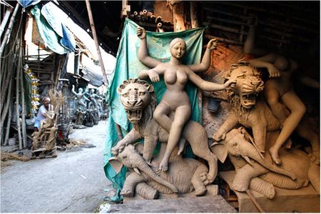 Những bức tượng chưa được hoàn thiện tại một xưởng điêu khắc ngoài trời.
