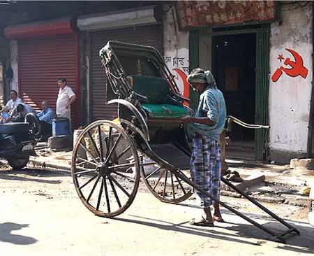 Xe hai bánh trên đường Sun Yat-sen, dấu vết còn lại của sự ảnh hưởng văn hoá Trung Quốc đối với thành phố này.