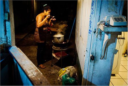 Người dân nấu bữa tối với các món từ các loại cá, tôm nhỏ cùng với rau và sữa.